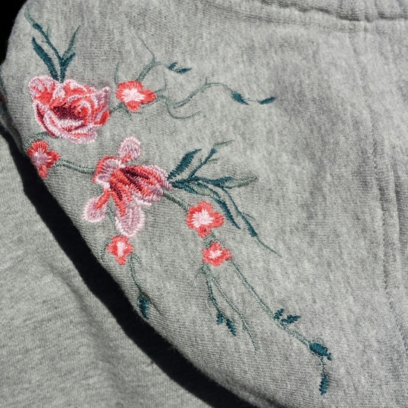 Rue21 Embroidered Floral Heather Gray Hoodie Pullover Sweatshirt M - Picture 4 of 8